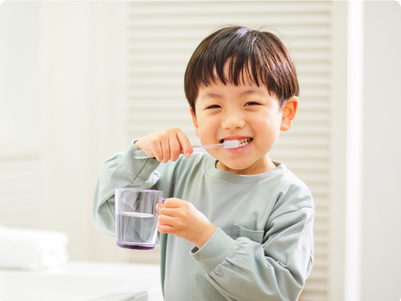 歯を磨く子供